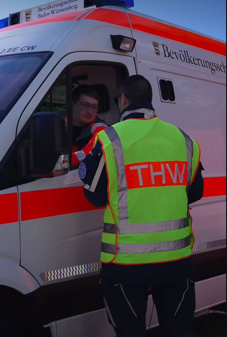 THW unterhält sich mit DRK